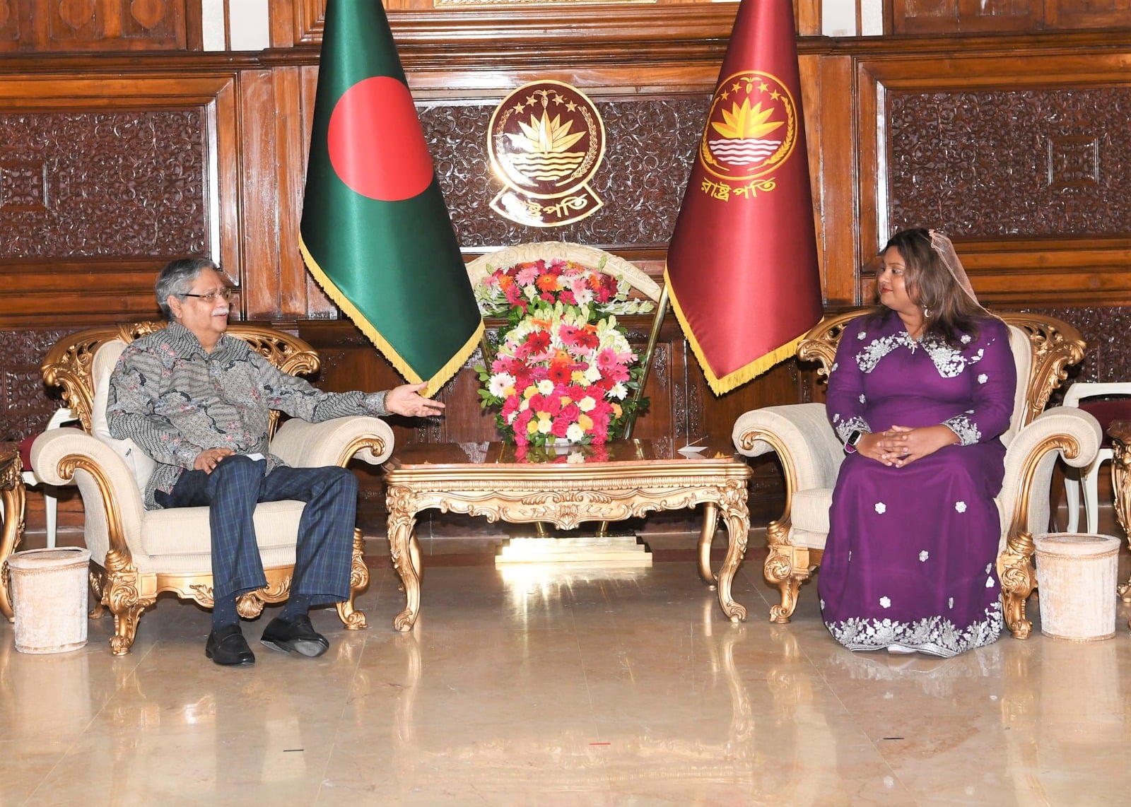 ބަންގްލަދޭޝްއަށް ކަނޑައެޅި ސަފީރު، ސަފީރުކަމުގެ ފަތްކޮޅު އަރުވައިފި