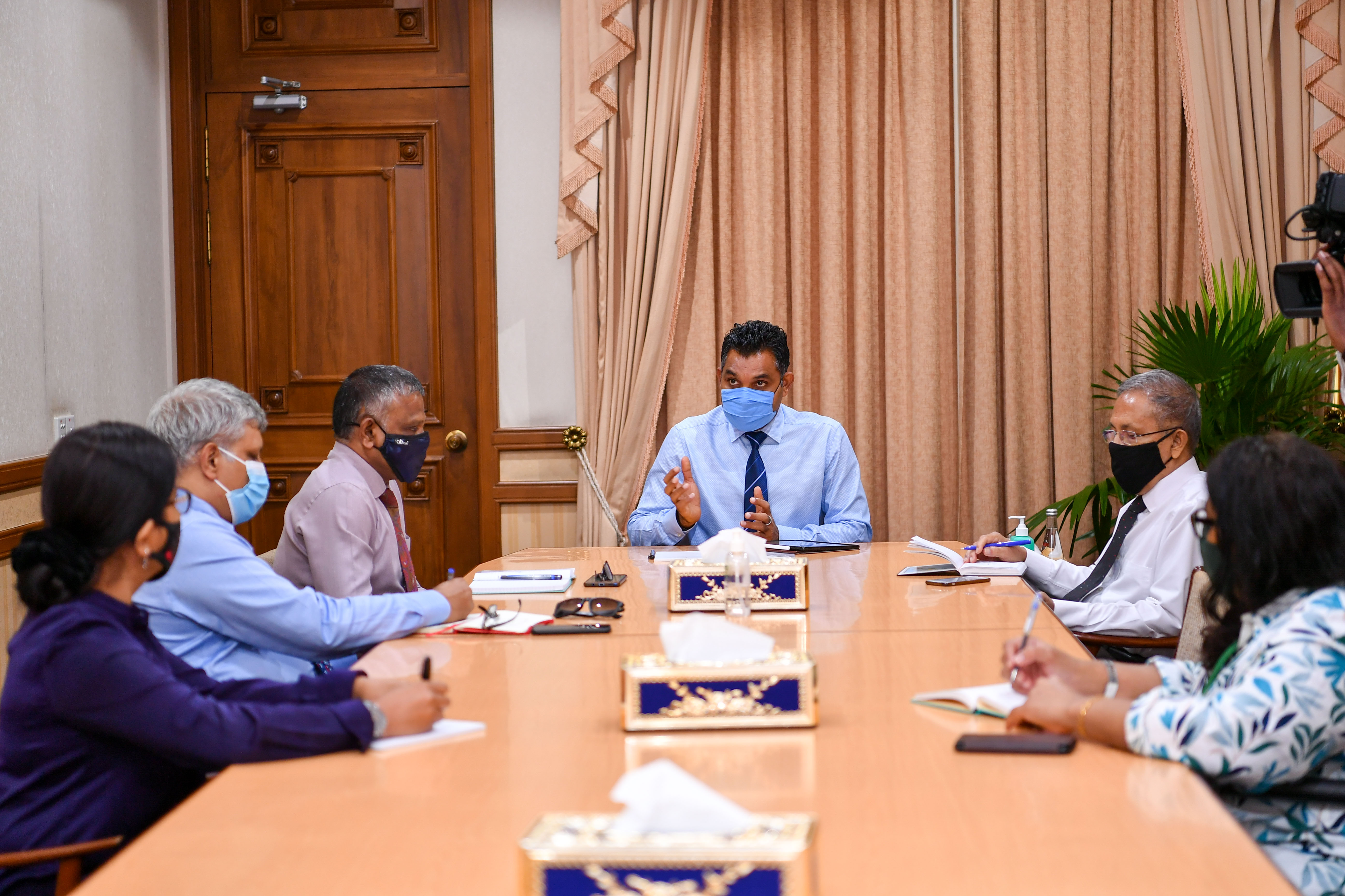 ޑޮކްޓަރުން ތަމްރީންކުރުމާއި ގުޅޭގޮތުން ނާއިބު ރައީސް މަޝްވަރާކުރައްވައިފި