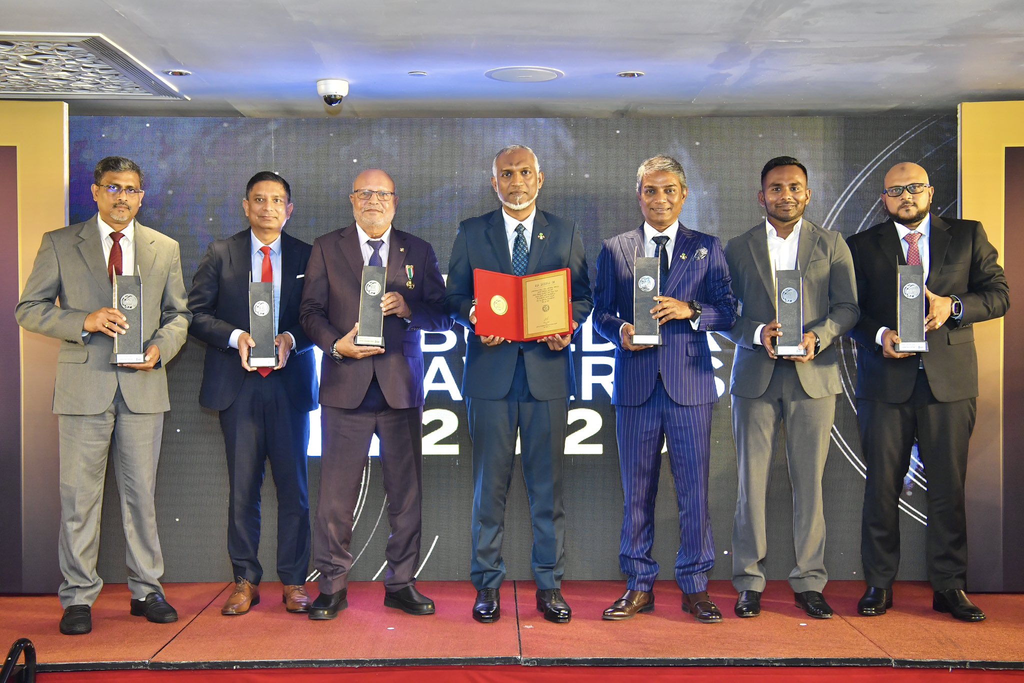 ސިނާއަތްތައް ހިންގުމުގެ ކުރީގައި ތިބެންޖެހޭނީ ދިވެހިން: ރައީސް