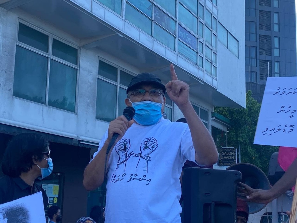 ކަރުގައި ޚަންޖަރު ޖައްސައި އަނިޔާދީފި؛ ދެންއުޅޭނީ މަގުމަތީގަ - ޖިހާދު