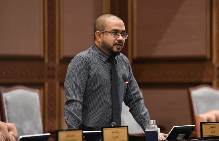 މުސްލިމެއްގެ ޖަނާޒާ ބާއްވައި ދިނުމާއި ކަނޑައެޅިގެން ދެކޮޅު ހެދުމުން ހައިރާންވޭ: ނިހާދު