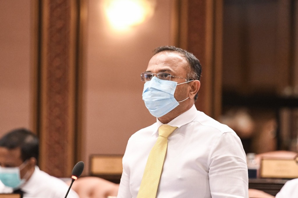 ހަދިޔާކުރި ވެކްސިން ބަލާދާން އެއްލައްކަ ޑޮލަރު ހޭދަކުރަން ޖެހުމަކީ ދެރަކަމެއް: އަނދުން ހުސެއިން