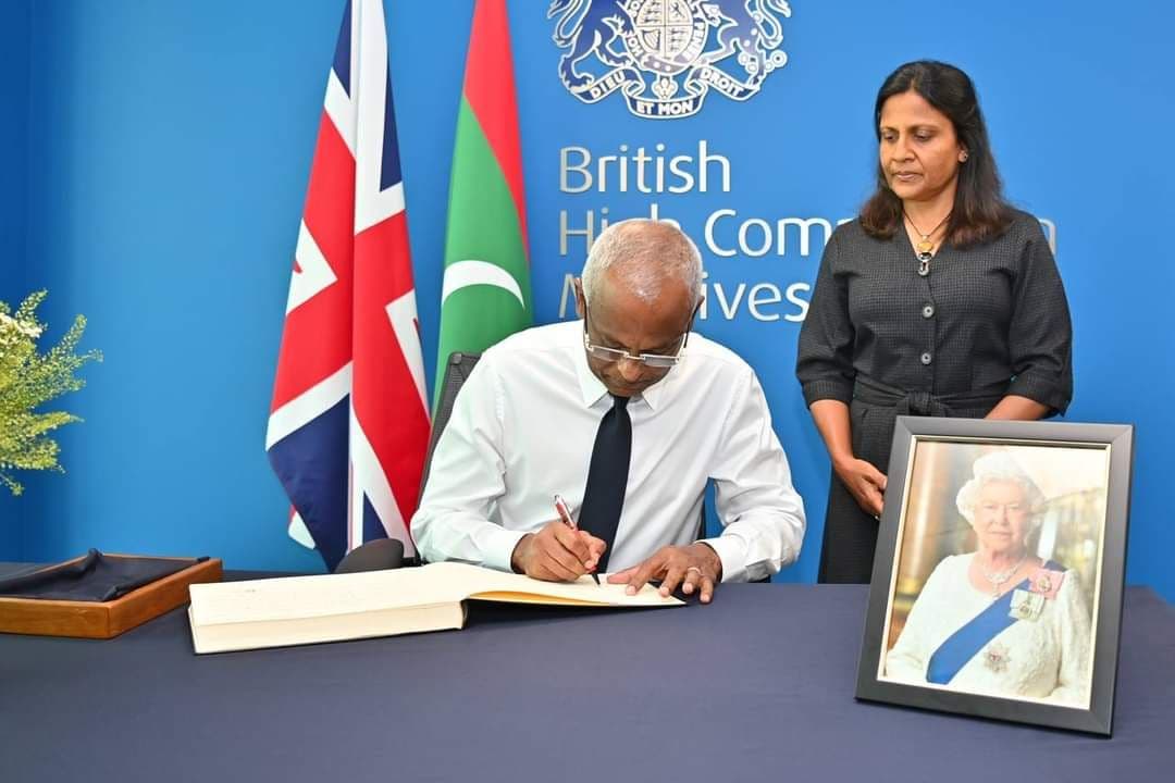 ރާނީ އެލިޒަބަތުގެ ތައުޒިޔާގެ ދަފްތަރުގައި ރައީސްގެ ދެކަނބަލުން ސޮއިކުރައްވައިފި