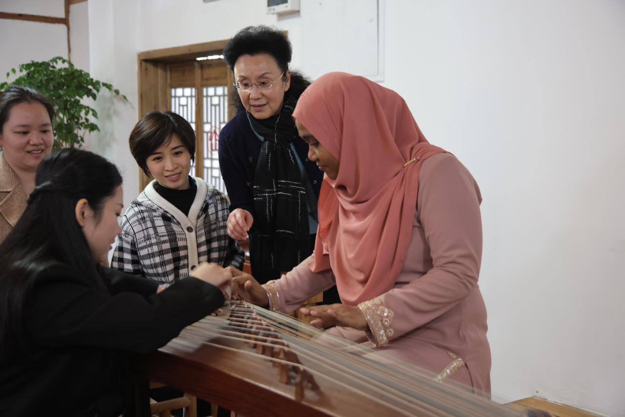 ރައީސްގެ އަނބިކަނބަލުން ޗައިނާގެ ސާންފާންގ ޗީޝިއާންގއަށް ޒިޔާރަތްކުރައްވައިފި