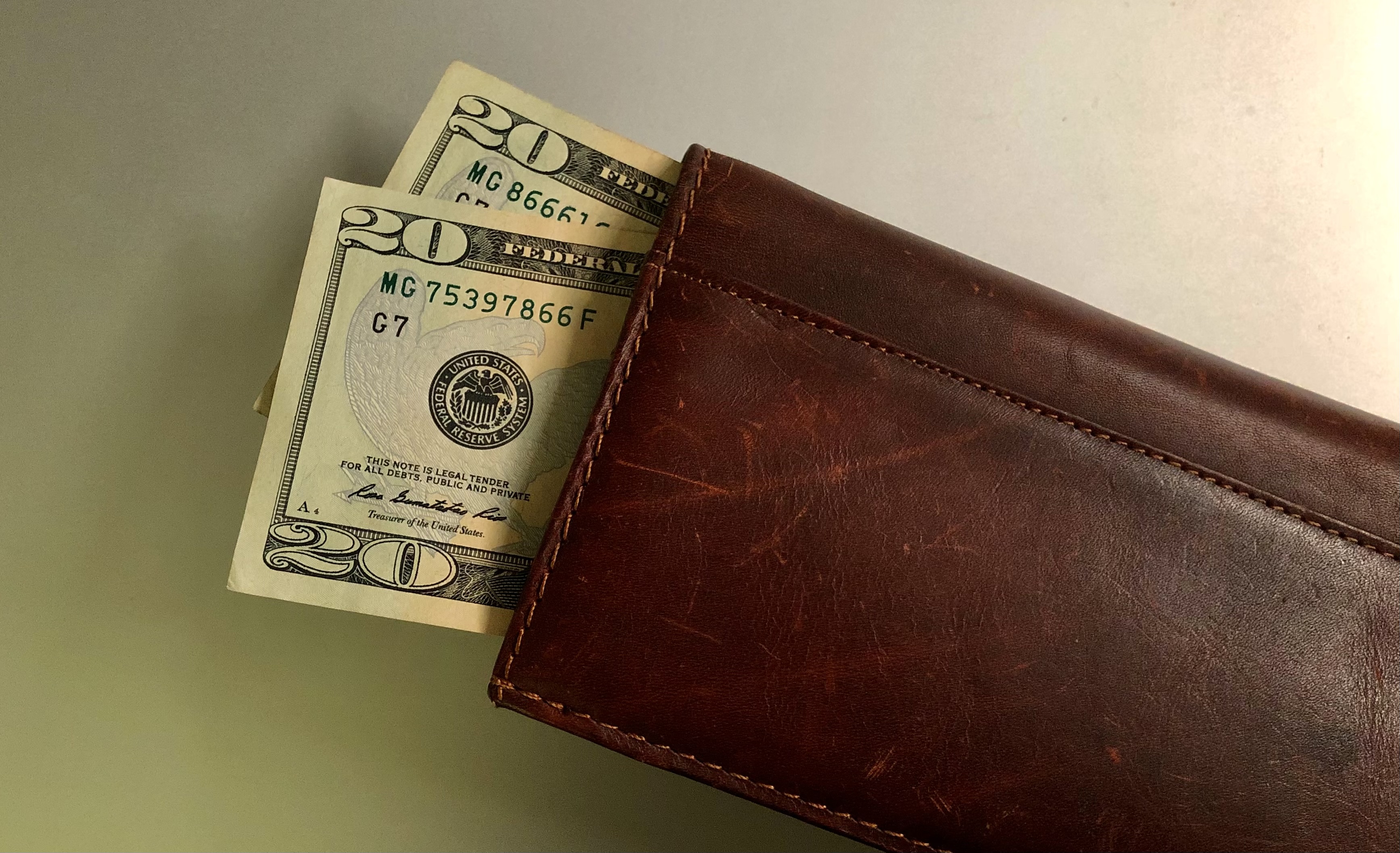 ސައްހަ ނޫން ޑޮލަރު ގެންގުޅުނު މީހަކު ހައްޔަރުކޮށް ބަންދަށް 7 ދުވަސް