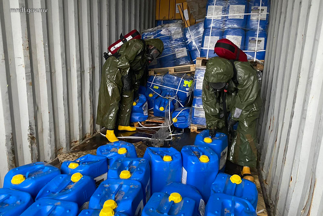 ކޮންޓޭނަރަކުން ކެމިކަލް ލީކުވާތީ ސިފައިން ހަރަކާތްތެރިވަނީ