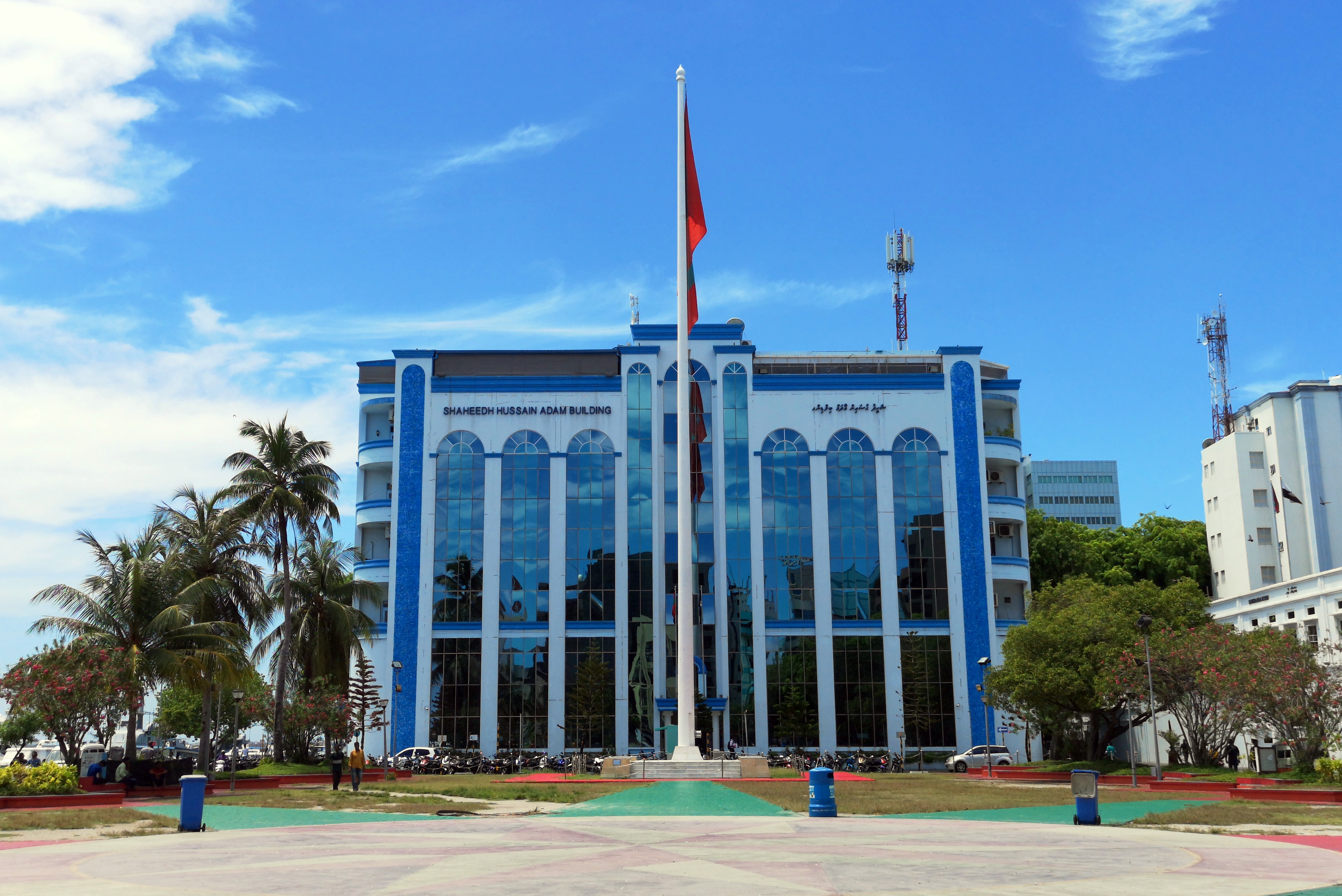 ކާރު ގަނެދޭނެކަމަށްބުނެ ފައިސާ ނަގަމުން އަންނަކަމަށްބުނާ ފުލުހެއްގެ މައްސަލަ ބަލަނީ