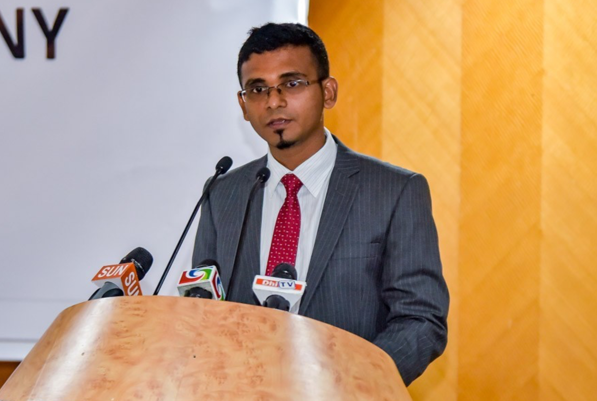 ގަވަރުނަރު ކަމަށް މުނައްވަރު ޢައްޔަނު ކުރުމަށް ކޮމެޓީން ރުހުންދީފި