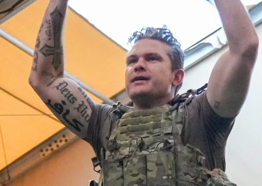 އެމެރިކާގެ ޑިފެންސް މިނިސްޓަރު ޖަހާފައިވާ ޓެޓޫއެއްގައި "ކާފިރު"