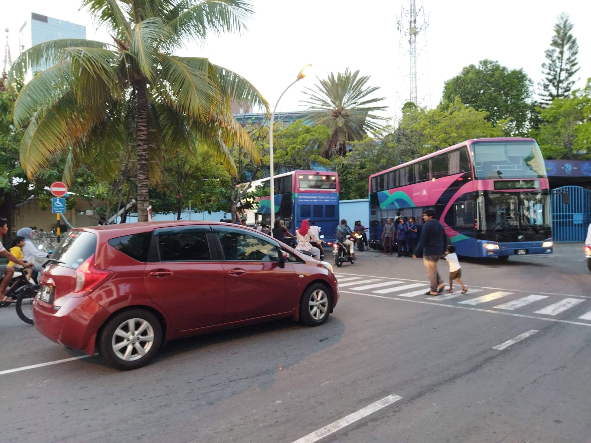 މާލޭގައި ބަހަކާއި ސައިކަލެއް ޖެހި ހިނގި އެކްސިޑެންޓެއްގައި މީހަކަށް އަނިޔާވެއްޖެ