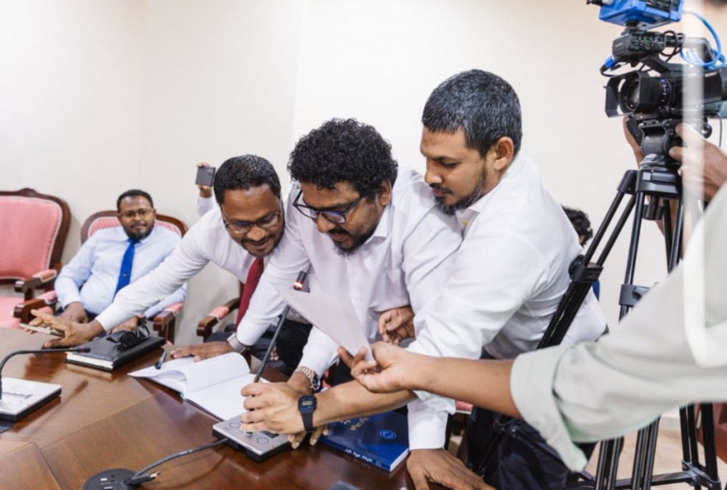 މައިކްތަކަށް ގެއްލުން ދިން މައްސަލައިގައި 4 މެމްބަރަކަށް ފިޔަވަޅު އަޅަނީ