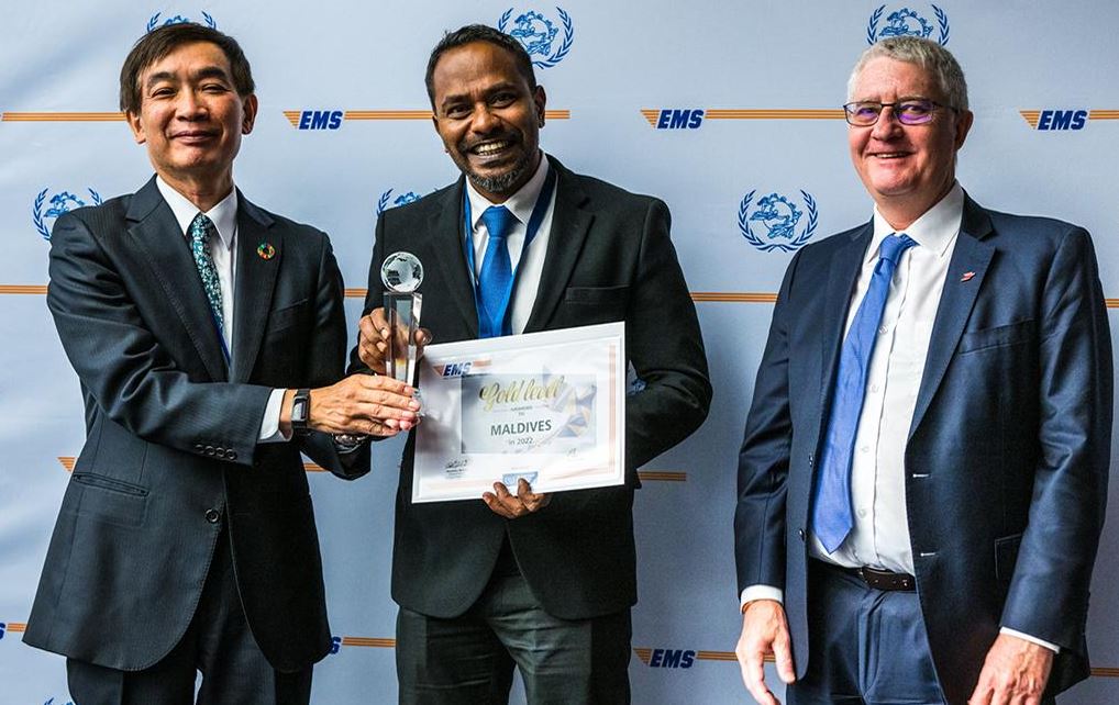 ޔޫ.ޕީ.ޔޫގެ ގޯލްޑް އެވޯޑް، މޯލްޑިވްސް ޕޯސްޓަށް!