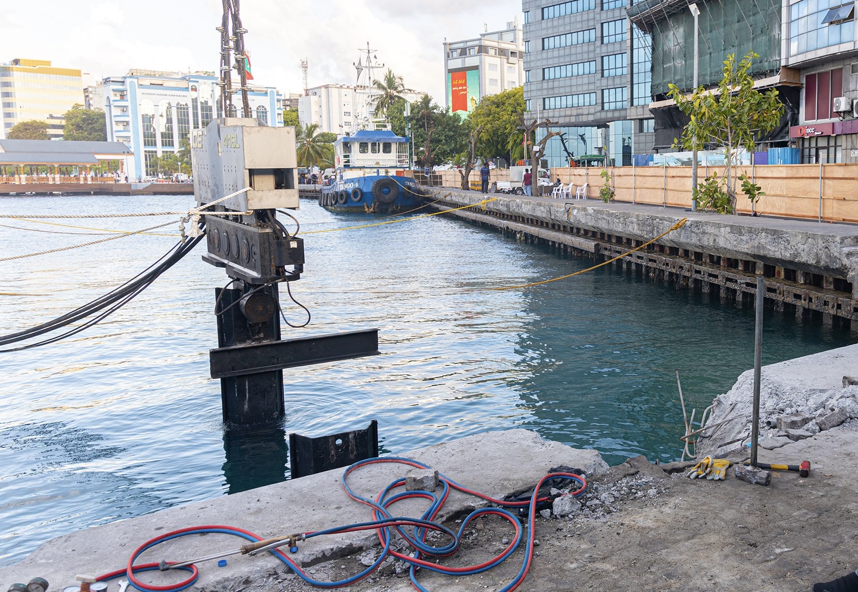 ބޮޑުތަކުރުފާނުމަގުގެ އުތުރު ފަރާތް ފުޅާކުރުމަށްޓަކައި ޝީޓް ޕައިލްކުރުމުގެ މަސައްކަތް ފަށައިފި