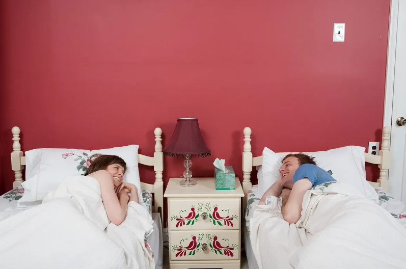 ދެމަފިރިން ދެ އެނދުގައި ނިދާނަމަ ރަނގަޅަށް ނިދޭ