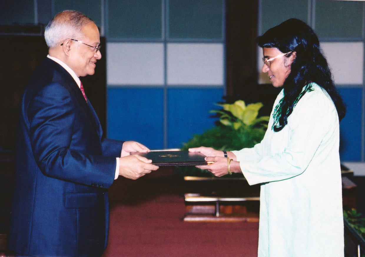 އަދަބިއްޔާތަށް ގިނަ ޚިދުމަތްތަކެއް ކުރެއްވި އާމިނަތު އައްބާސް އަވަހާރަވެއްޖެ