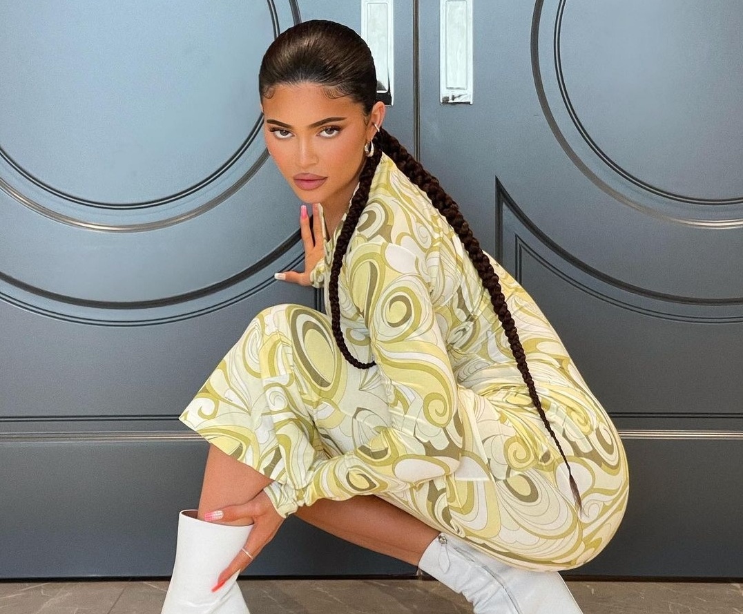 ކައިލީގެ ނިޔަފަތީގެ އާޑިޒައިން ބޮޑު ބަހުސަކަށް