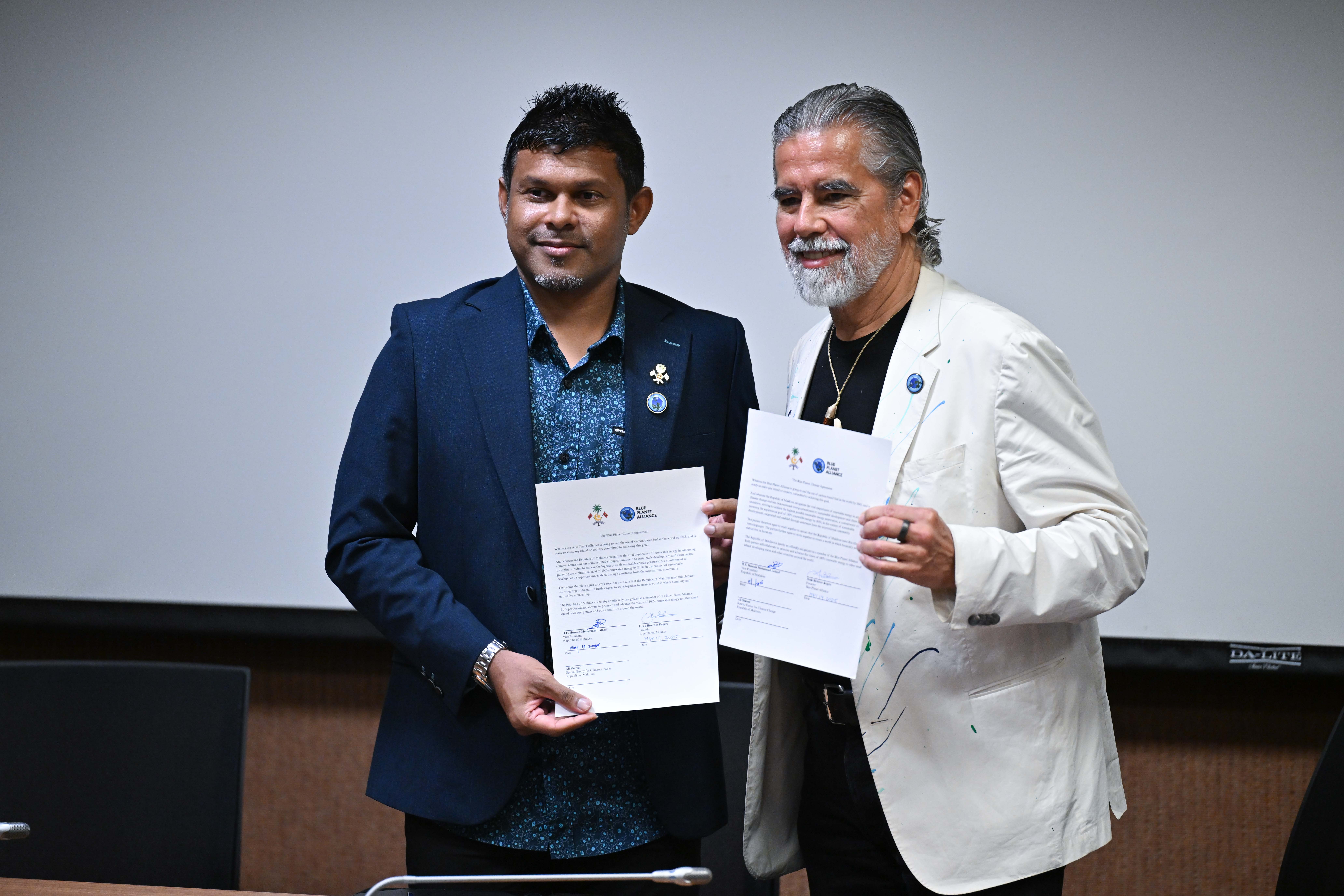 ބްލޫ ޕްލެނެޓްގެ ރަސްމީ މެމްބަރެއްގެ ގޮތުގައި ރާއްޖެ ބަލައިގެންފި