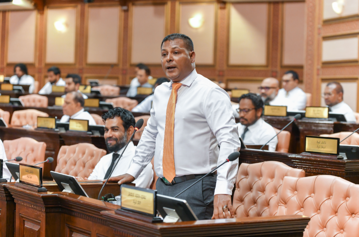 މަދު ދުވަސްކޮޅެއްގެ ތެރޭގައި 14 މަޖިލިސް މެމްބަރަކު ޕީއެންސީން ވަކިވާނެ: އައްބާސް