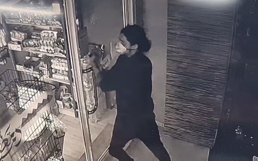 އަލްބިޔާ މާޓް ފަޅާލައި ވައްކަންކޮށްފި