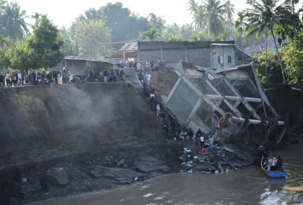 އިންޑޮނޭޝިއާއަށް ކުރަމުންދާ ވިއްސާރާގައި ފެންބޮޑުވެ 300 އަށްވުރެ ގިނަ މީހުން މަރު