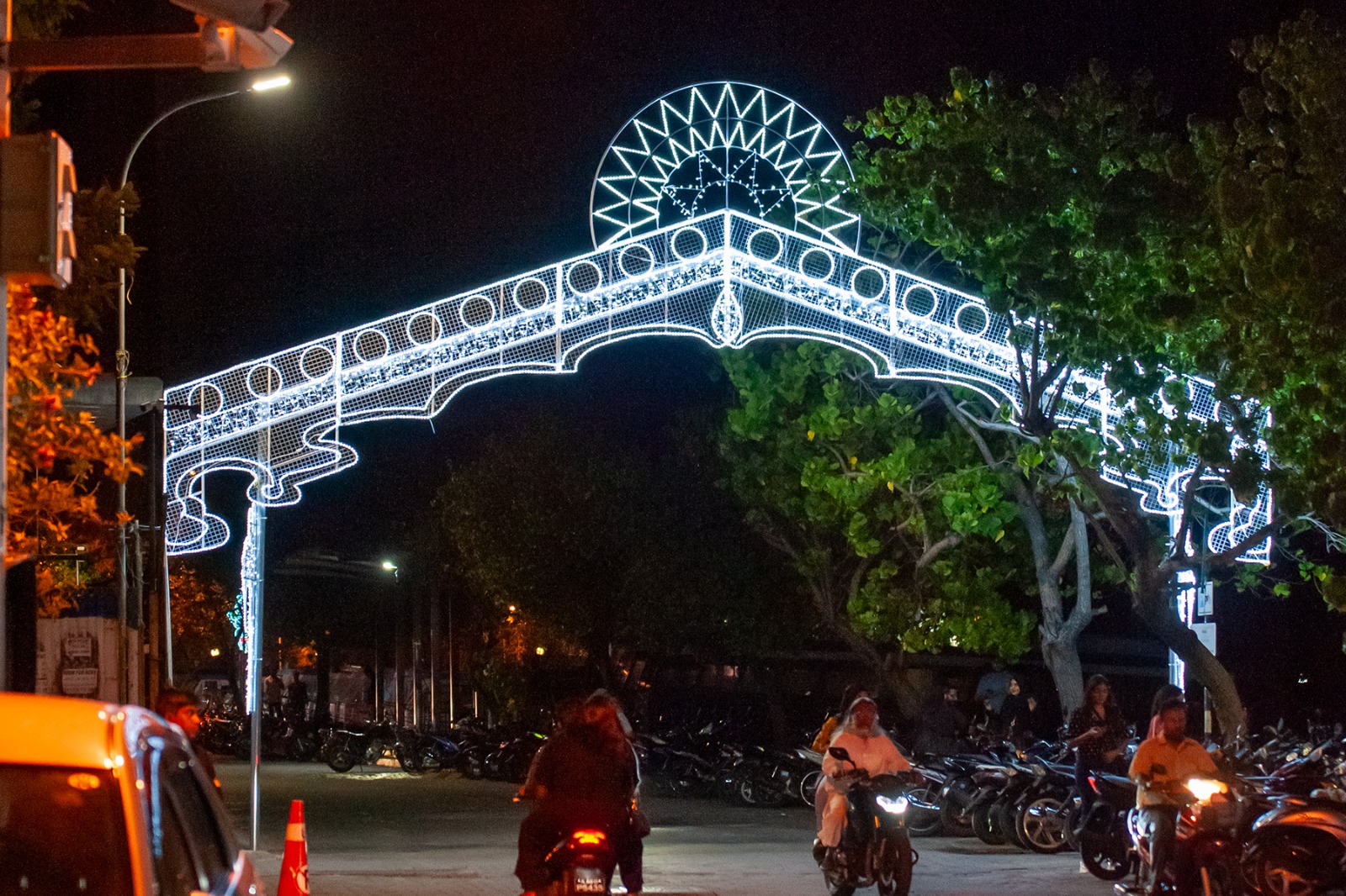 އީދު ދުވަހުގެ ހަވީރު ވެހިކަލް ދުއްވުން މަނާ،؛ ރޭގަނޑު ވަންދެން ބަރު އުޅަނދު ނުދުއްވޭ