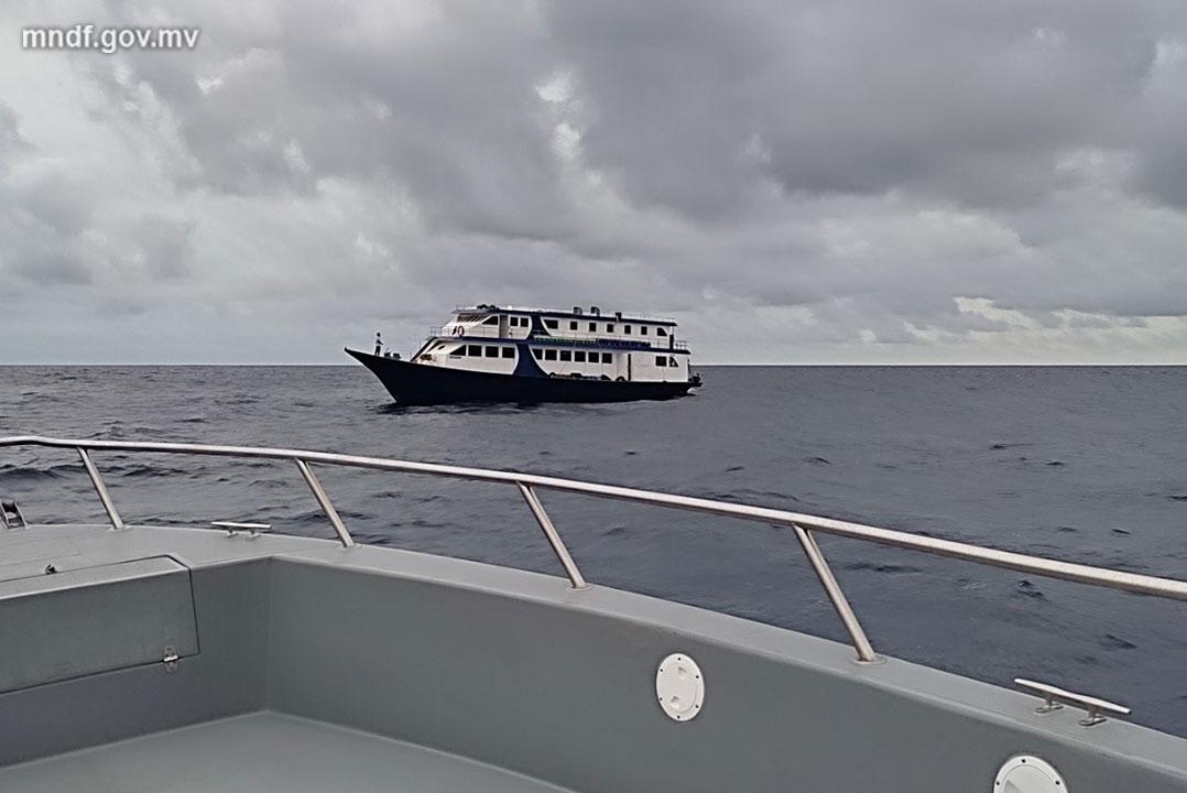 މުދާ އުފުލާ ބޯޓެއްގެ އިންޖީނު ހުއްޓިގެން ކޯސްޓްގާޑުން އެހީތެރިވެދީފި