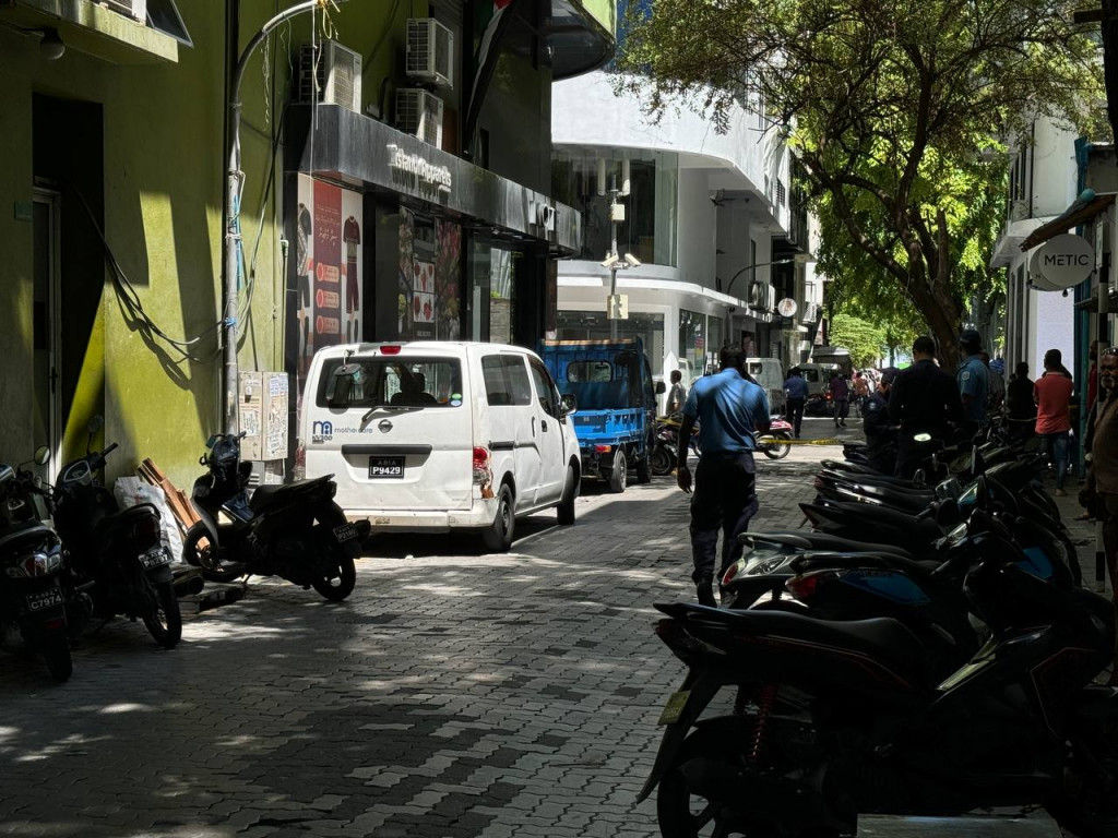 މާލޭ ގަލޮޅު ކަންމަތީގައި އޮތް ވޭނެއްގައި އެއްޗެއް ގޮވައިފި