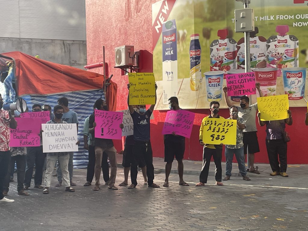 ނައިޓް މާކެޓް ހުއްޓުވުމުން ވިޔަފާރިވެރިން މުޒާހާރާ ކޮށްފި