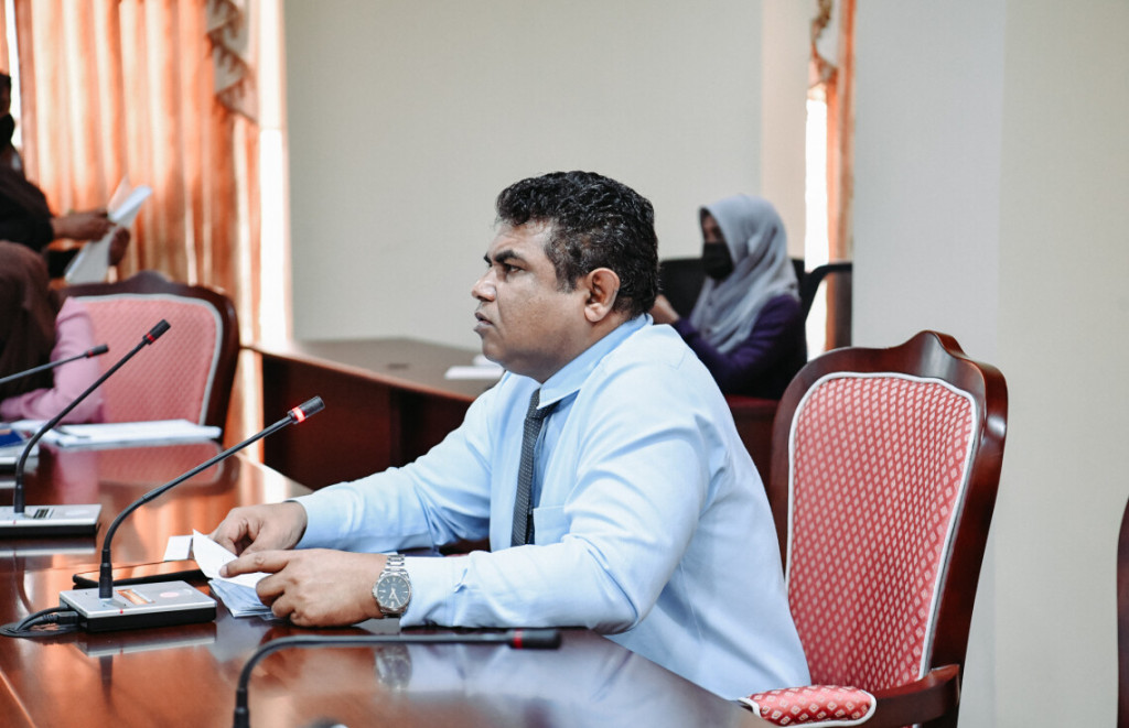 ސިސްޓަމް ކަރަޕްޓުކުރާ މީހުން ހުއްޓުވުމަށް ޤާނޫނެއް ފަރުމާކުރުމަށް ބޮންޑޭ ގޮވާލައްވައިފި