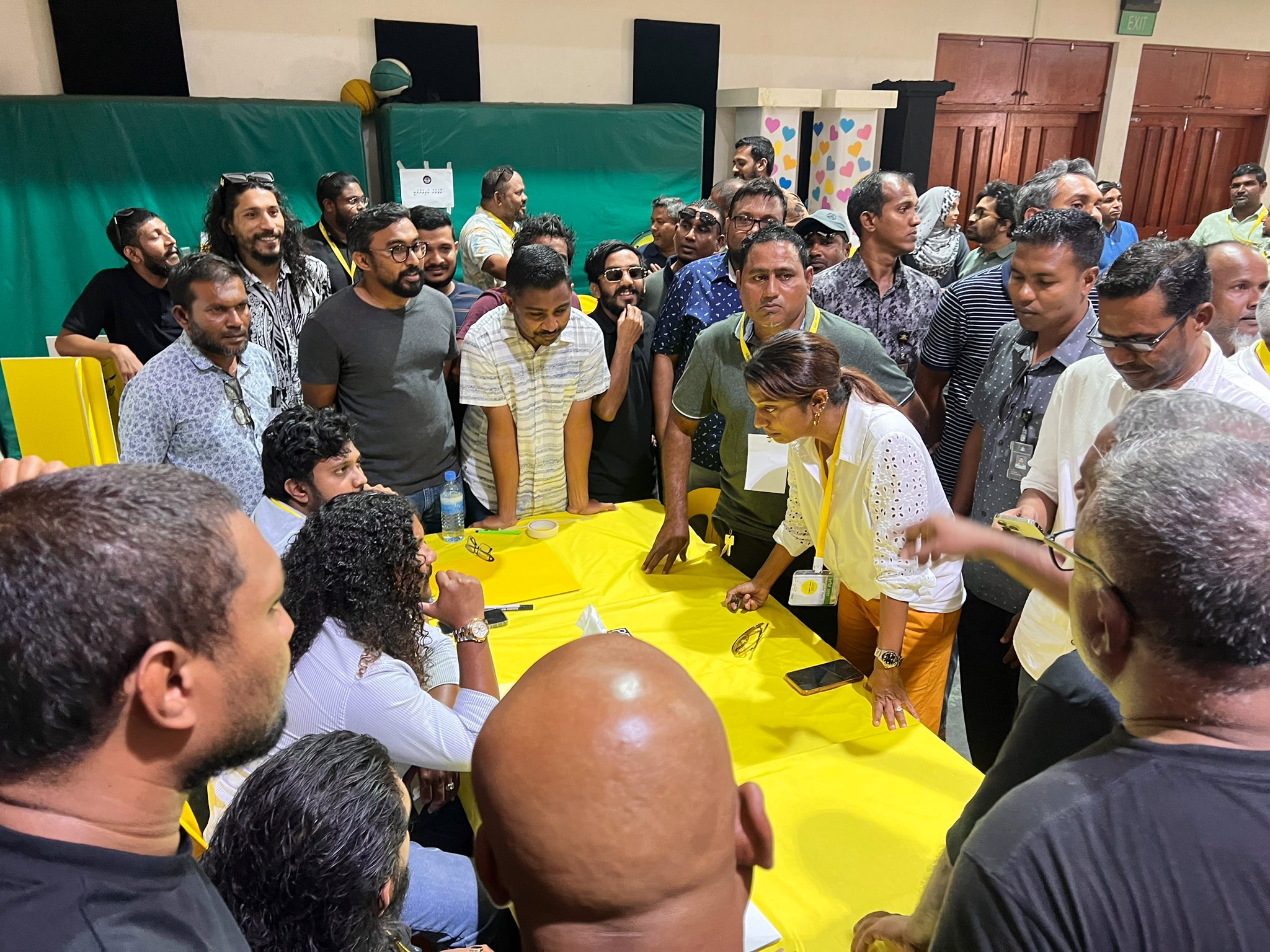 އެއް ބަޔަކު އަނެއް ބަޔަކަށް ތުހުމަތުގެ އިނގިލި!