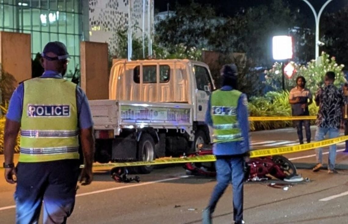 ބަސް ޓާމިނަލް ކައިރީ ހިނގި އެކްސިޑެންޓުގައި އަނިޔާވި މީހާ ވެންޓިލޭޓަރުން ނަގައިފި