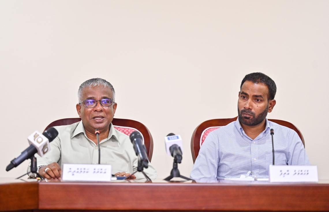 ފްލެޓް ނުލިބިގެން އަޑުގަދަކުރީ 10 މީހުން؛ ދެން ތިބީ އެކި މީޑިއާތައް: އަކްރަމް