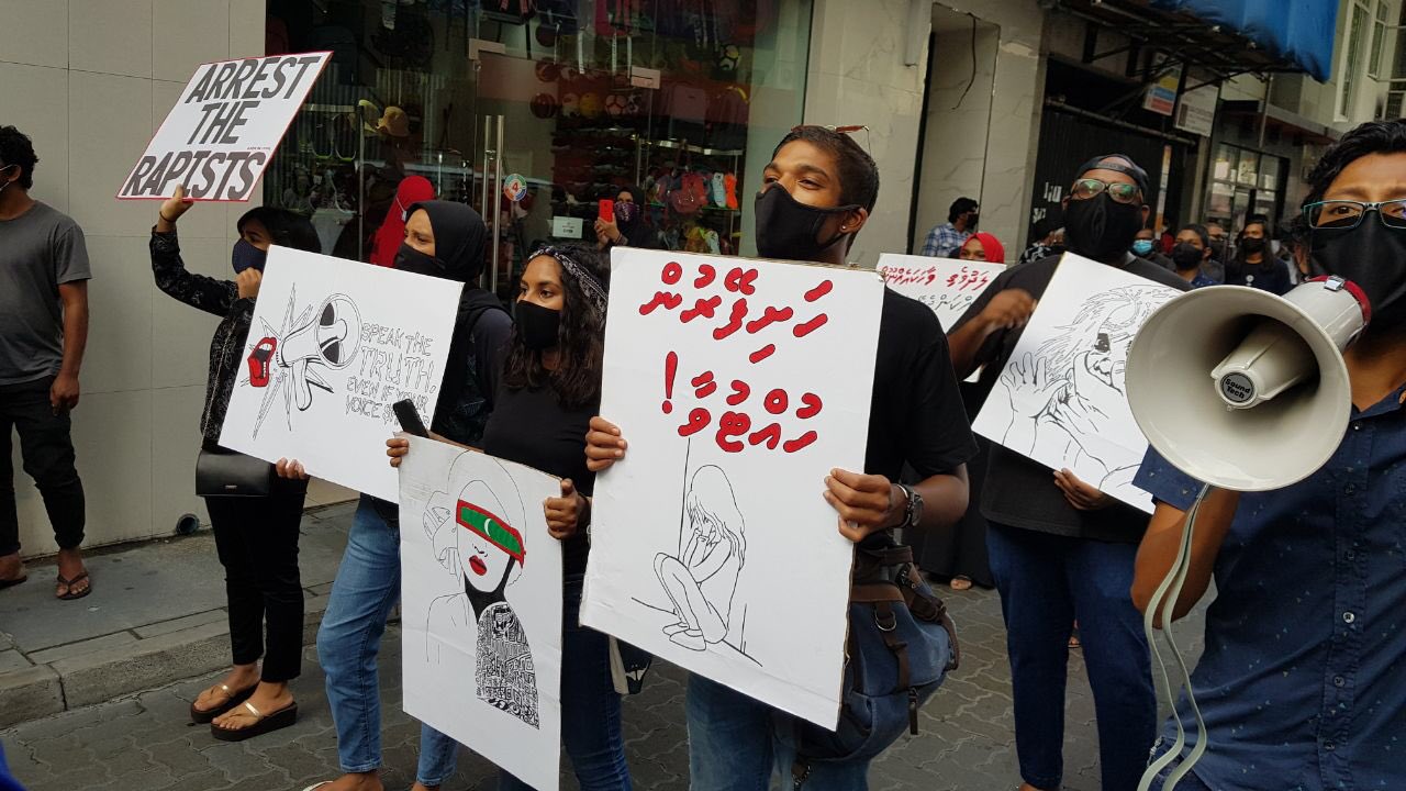 އަންހެނަކު ބްލެކްމެއިލްކުރި މައްސަލައެއްގައި މީހަކު ހައްޔަރުކޮށްފި