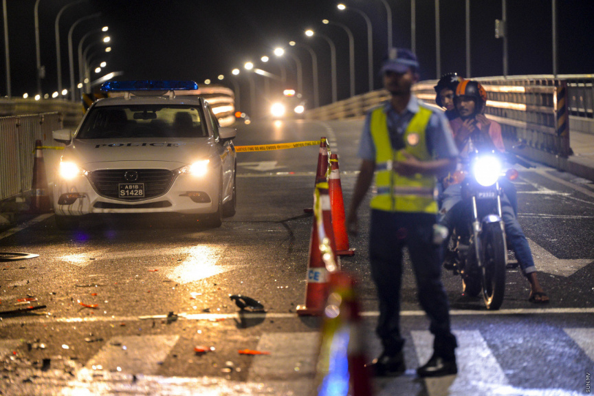 ބްރިޖުގެ ލައިޓަށް މަޑުނުކޮށް ދިޔަ ސައިކަލެއް އެކްސިޑެންޓުވެ ތިން މީހަކަށް އަނިޔާވެއްޖެ