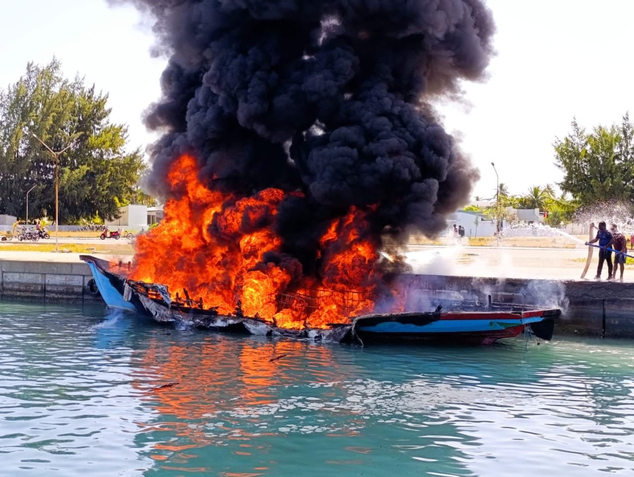 ވިލުފުށީ ފަޅުތެރޭގައި އޮތް ތެޔޮ ދޯނީގައި ރޯވި ޙާދިސާގައި ފިހުނު މީހާ ވެންޓިލޭޓަރުން ނަގައިފި