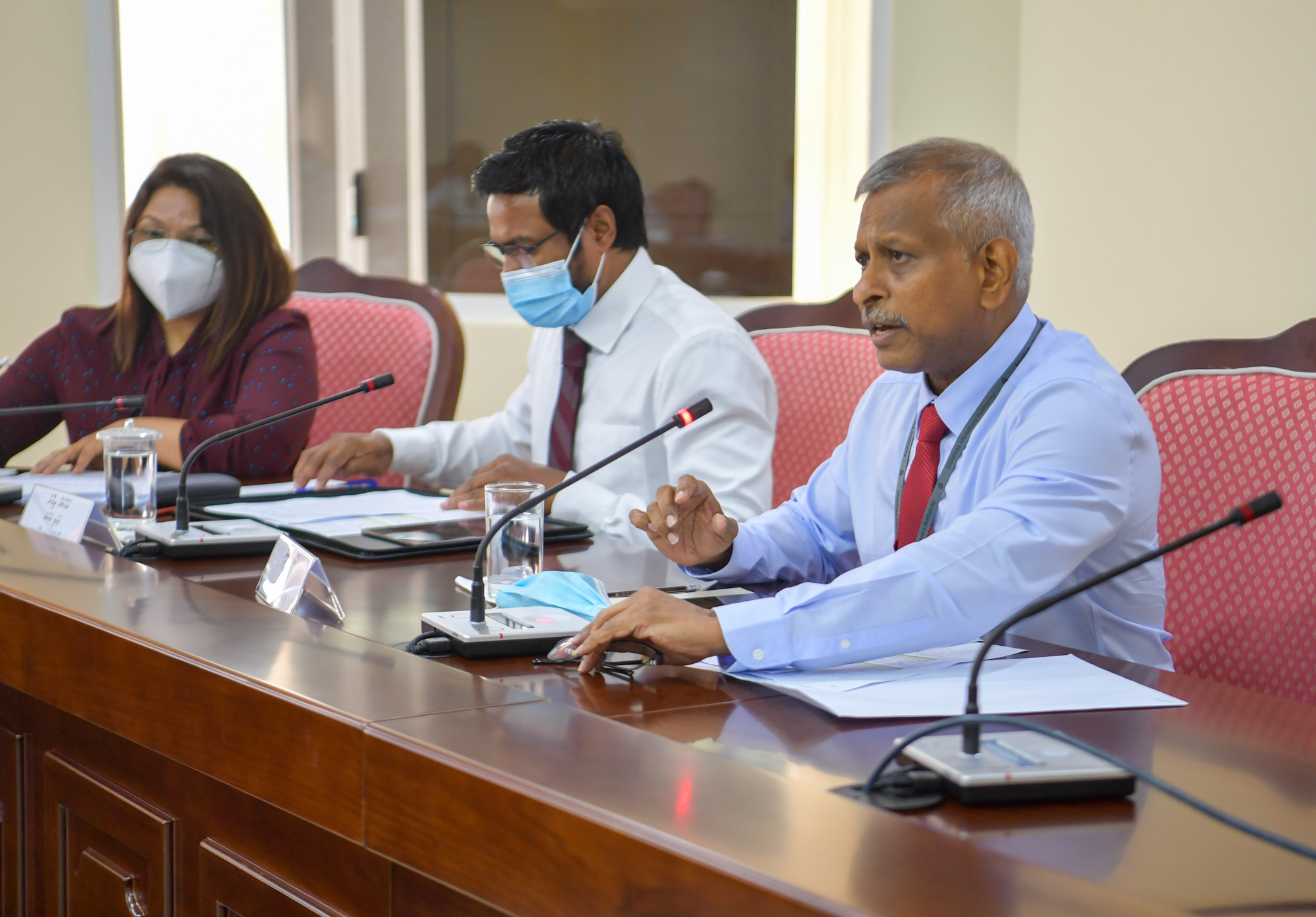 ޑޮލަރަށް އޮތް ޑިމާންޑް ދަށްކުރުމަށް އެހެން ކަރަންސީއެއް ރާއްޖޭގައި ބޭނުންކުރަން އެބަވިސްނަން: ގަވަރުނަރު