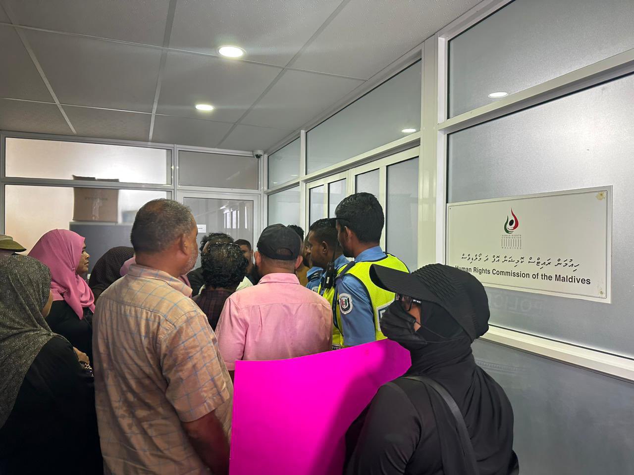 އިދިކޮޅު ކޯލިޝަނުން އޮފީހުން ނުނިކުންނާތީ މުވައްޒަފުންތިބީ ގެއަށް ނުދެވިފައި: އެޗްއާރުސީއެމް