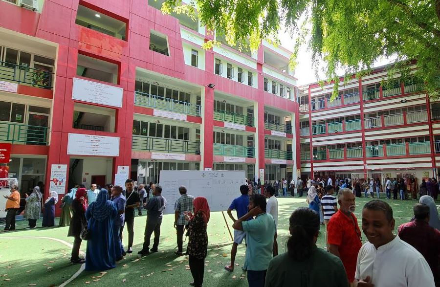 ރިޔާސީ އިންތިހާބު: ވޯޓްފޮށިތައް ބަންދުކޮށް، ފޮށިތައް ގުނަން ފަށައިފި