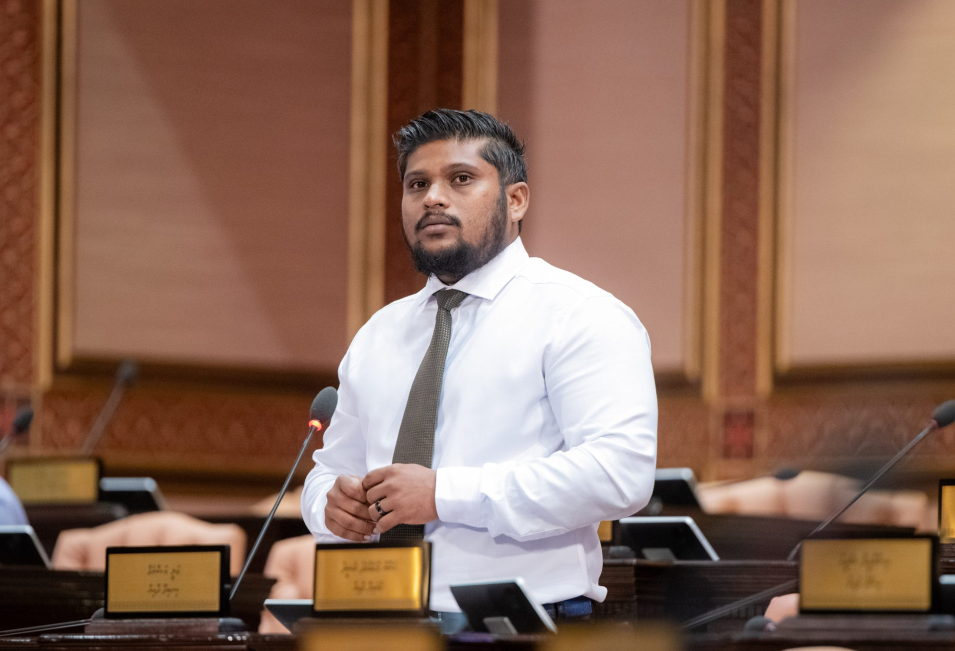 އިސްލާމީ ޝަރީއަތުގެ ހުރިހާ ކަމެއްވެސް ޤާނޫނުތަކުގައި ހިމެނުމަށް މެންބަރު އަޝްރަޤް ގޮވާލައްވައިފި