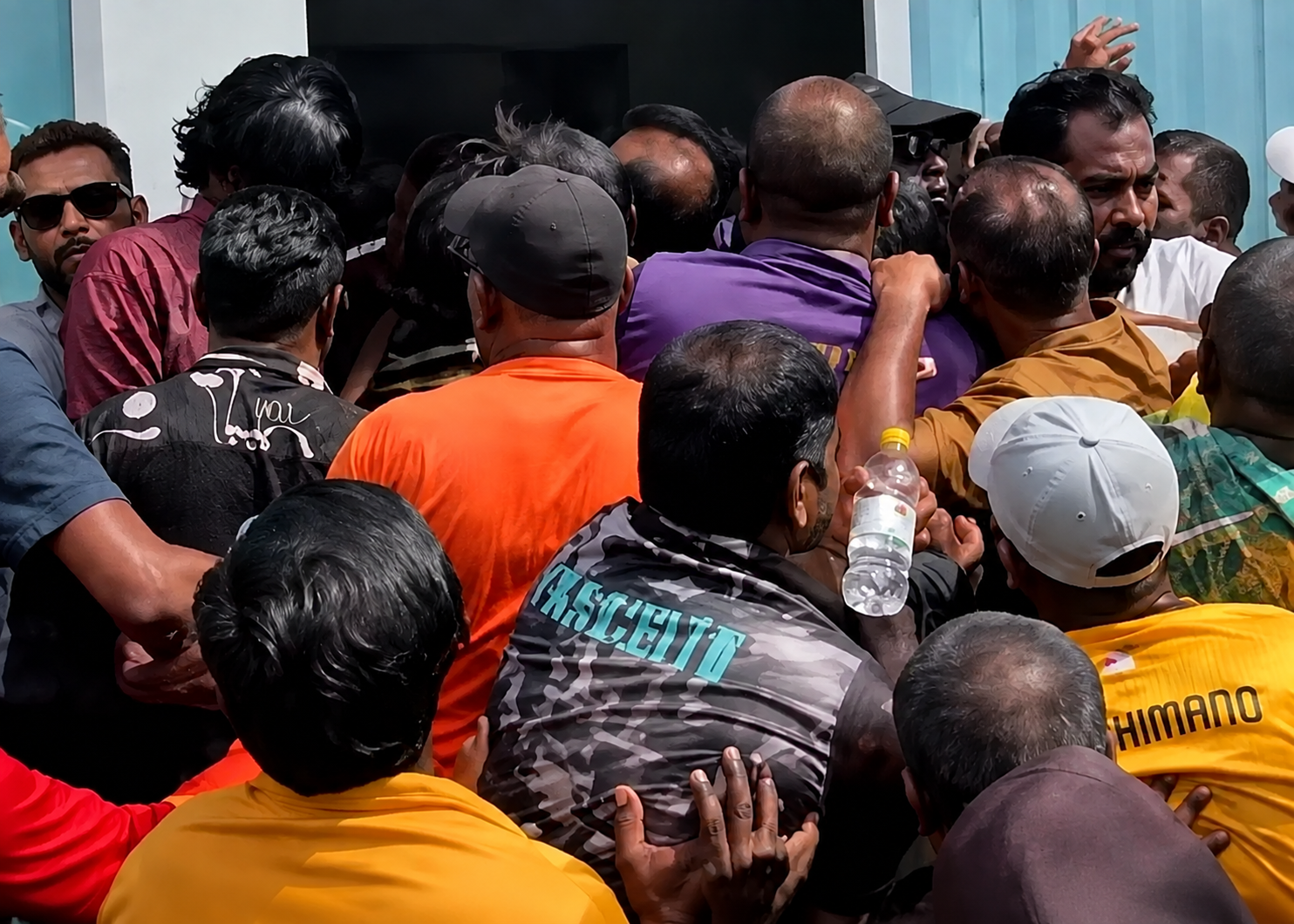 ފެނަކައިގެ ވަޒީފާއިން 14 މުވައްޒަފުން ވަކިކުރުމުން ފޯކައިދޫގައި މުޒާހަރާ ފަށައިފި