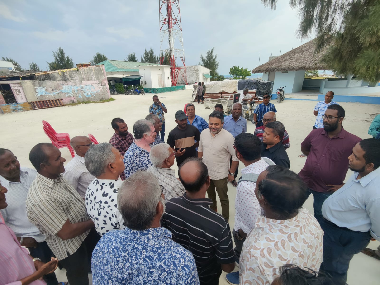 މަސްވެރިން ކޫއްޑޫ ބަންދުކުރުމުން ވަޒީރު ޝިޔާމް ކޫއްޑޫއަށް ވަޑައިގަންނަވަނީ