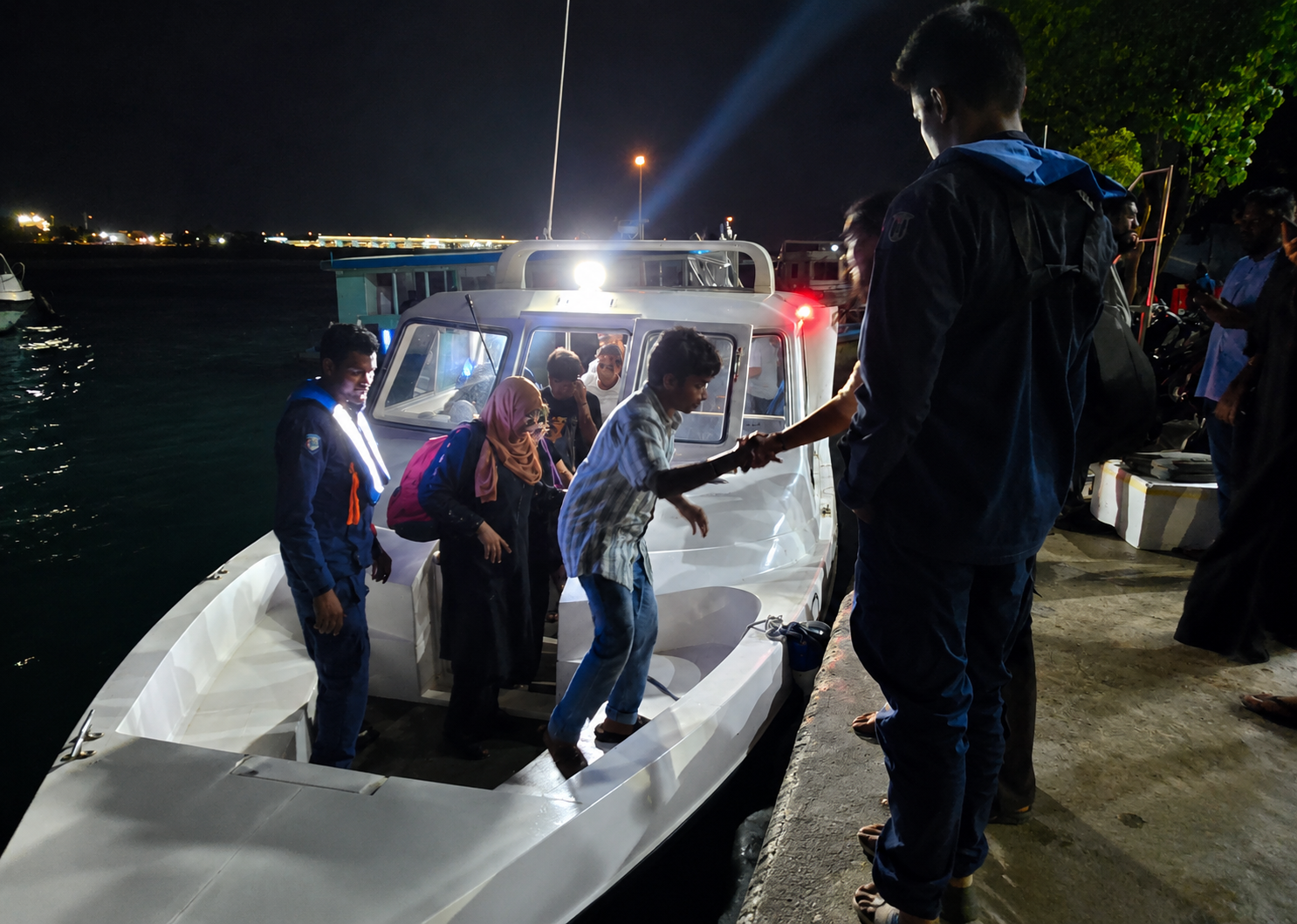 ނޮޅިވަރަންފަރު ފަރަށް އެރި އުރަފާ ދޯނީގައި ތިބި މީހުން ސަލާމަށް ކުރުން