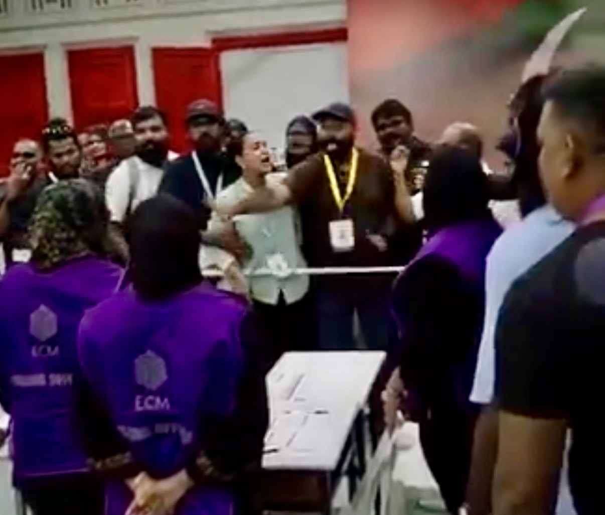 ހެންވޭރު ހުޅަނގު ވޯޓު ފޮށި ގުނުމުގައި ބޮޑު ހަމަނުޖެހުމެއް: އީސީން ބުނީ މައްސަލަ ބަލަމުންދާ ކަމަށް