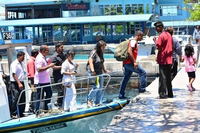މާލެއަށް ރަށްރަށުން އަންނަ މީހުން-