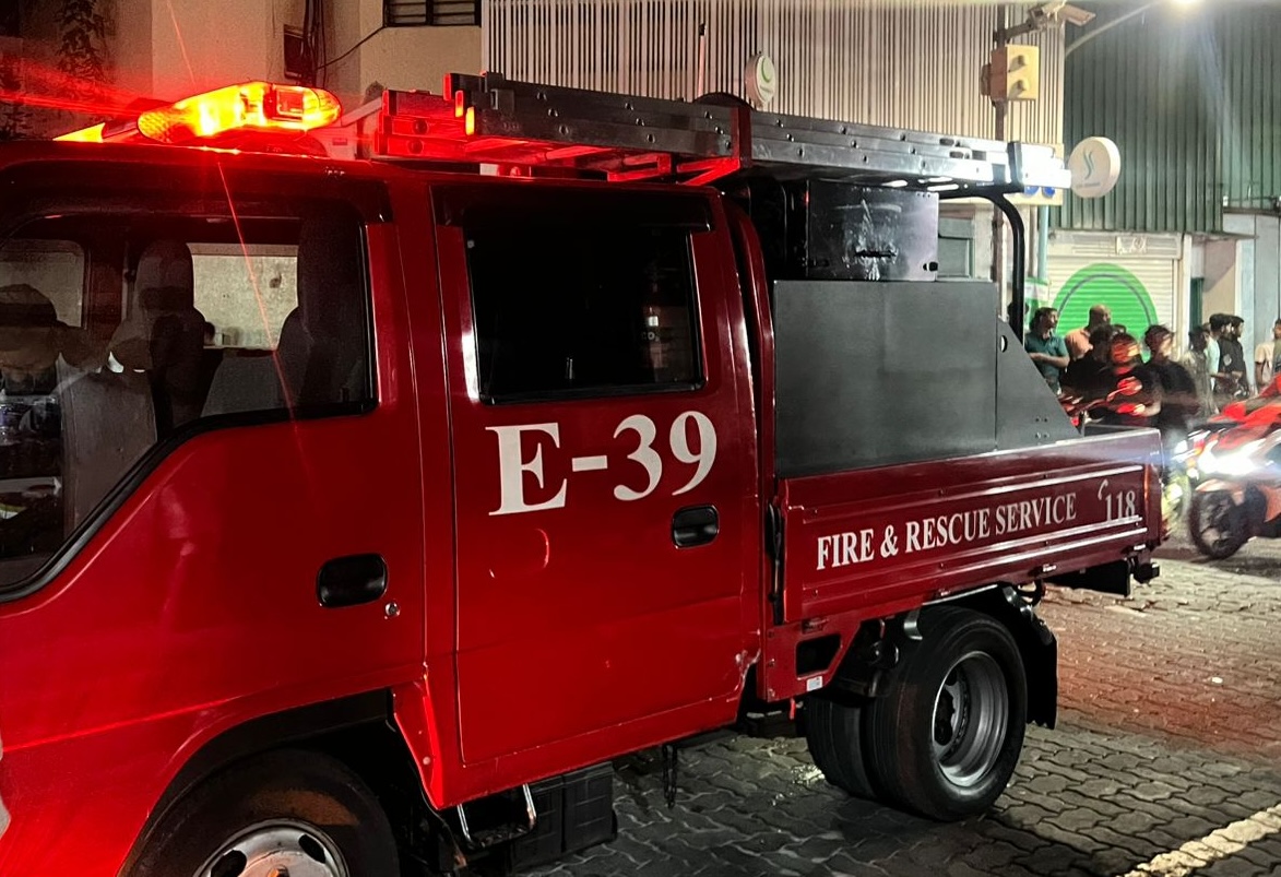 ގެއެއްގެ ލިފްޓެއްގައި ބަޔަކު ތާށިވެގެން ފަޔަރ ފައިޓަރުން ޙަރަކާތްތެރި ވަނީ