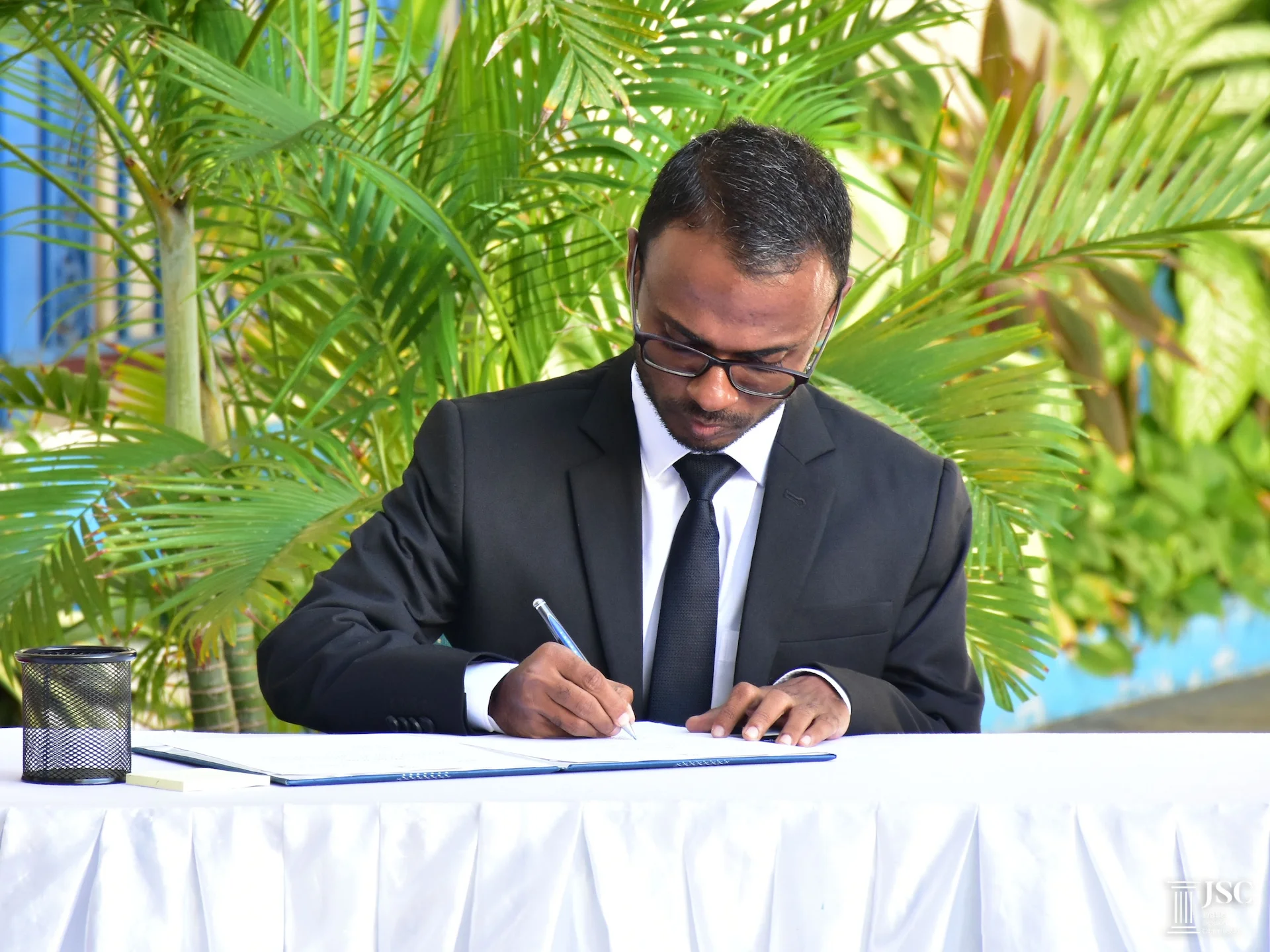 ގާޟީ އަބްދުﷲ އިޙްސާން ސަސްޕެންޑްކުރީ ޖިންސީ ފުރައްސާރައިގެ ތުހުމަތުގައި: ޖޭއެސްސީ