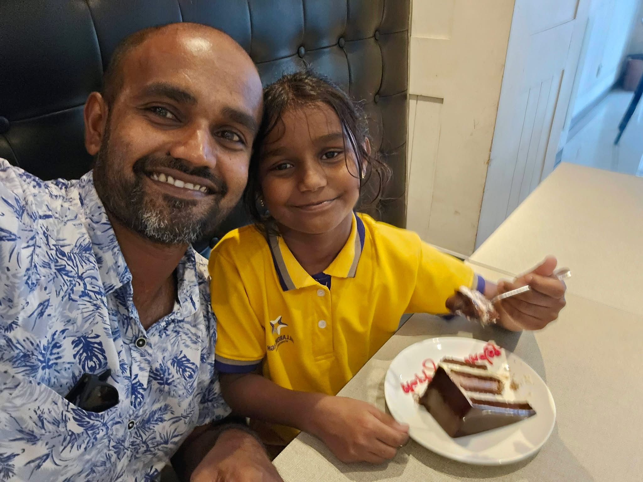 އެކްސިޑެންޓުގައި ވަކިވި ޒިޒީގެ ހަނދާނުގައި ބައްޕަގެ އަސަރުގަދަ މެސެޖެއް: "ހިތް ފަޅައިގެން ދިޔަޔަސް، އެއީ އަހަރެންގެ ފަޚުރު"