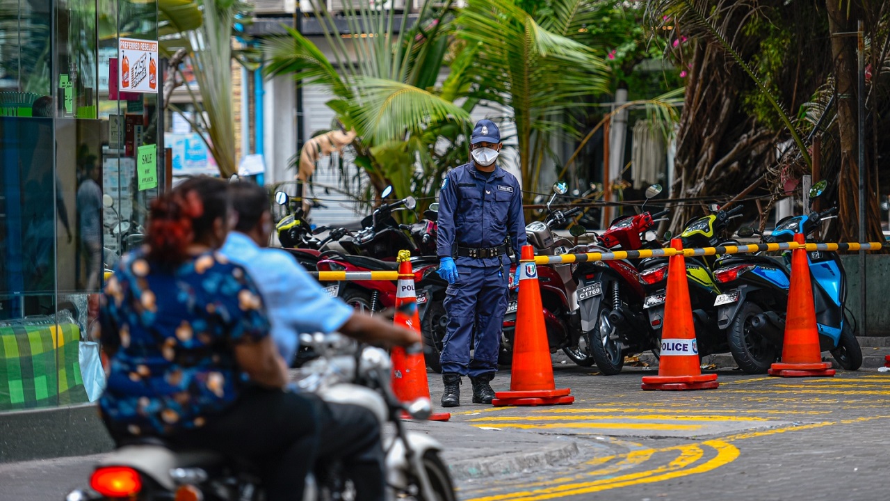 ނިވައިކަން ކުޑަ ހެދުން އަޅައިގެން އުޅުނު މީހަކު ފުލުހުންގެ ބެލުމުގެ ދަށަށް