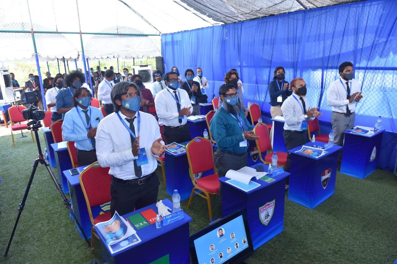 އެފްއޭއެމްގެ މުވައްޒިފަކު ޕޮޒިޓިވްވެ، ކޮންގްރެސްގެ ބައިވެރިންނާއި، ނޫސްވެރިން ކަރަންޓީނަށް