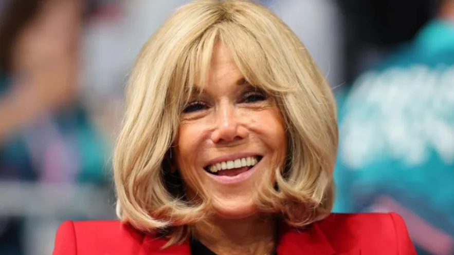 ފަސްޓް ލޭޑީއަކީ ފިރިހެނަކަށް ކަމަށް ބުނުމުން ބޮޑު އަދަދަކުން ޖޫރިމަނާކޮށްފި